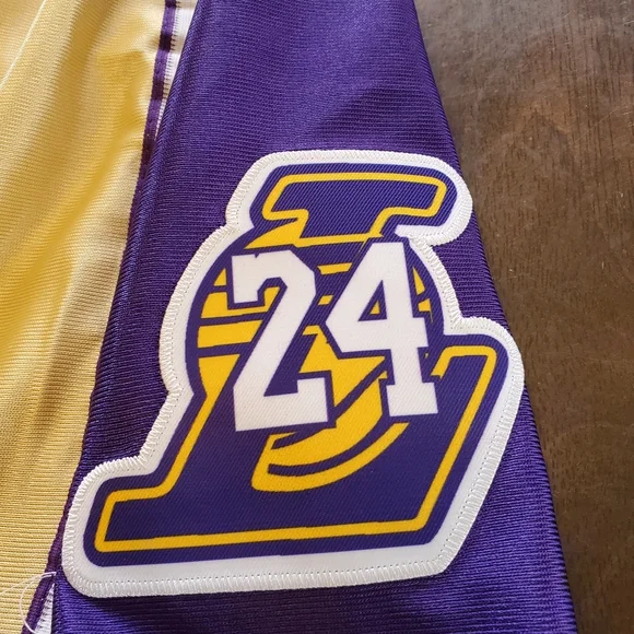 Los Angeles Lakers - Picture 2 of 7